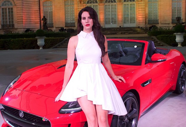 Lana Del Rey’in içini yakan tutkusu Jaguar F-TYPE