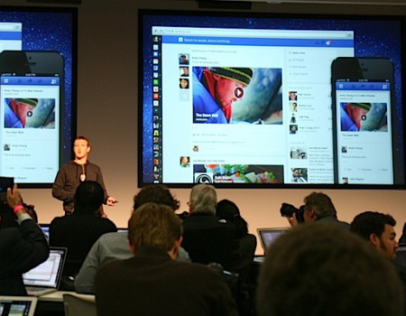 Mark Zuckerberg Facebook'un yeni tasarımını tanıttı.