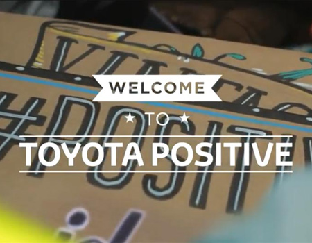Toyota çevreci aracıyla mutluluk yayıyor