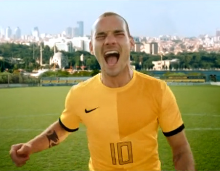Sneijder ve eşi Yolanthe Cabau aynı reklam filminde