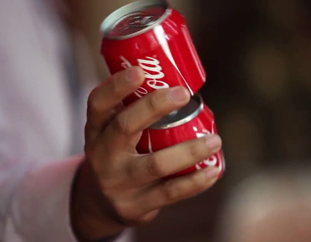 Coca-Cola mutluluğu ikiye ayrılan kutu ile katlıyor