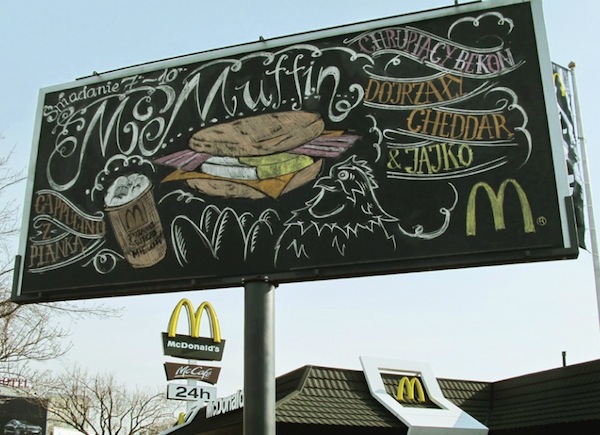 McDonald’s yeni billboard uygulaması için grafiti sanatçılarıyla anlaştı.