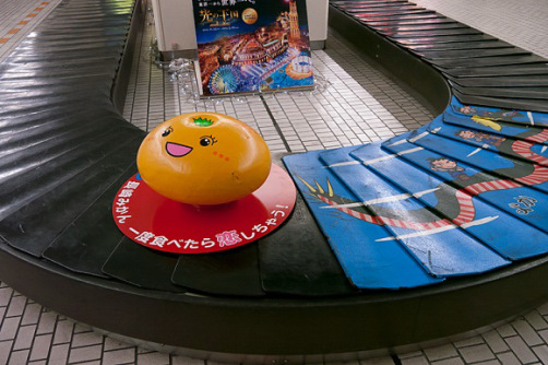 Japonya’da bagaj bantları ziyaretçileri bilgilendirmek için kullanılıyor.