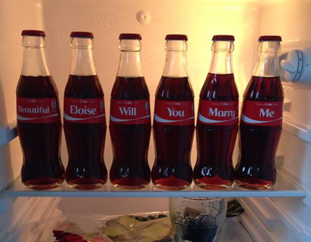 Coca-Cola şişeleri ile evlenme teklifi