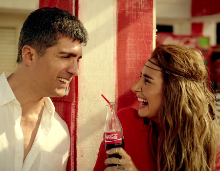 Coca-Cola, Özcan Deniz ve Sıla'nın seslendirdiği "Why This Kolaveri Di" uyarlaması ile sürpriz yaptı.