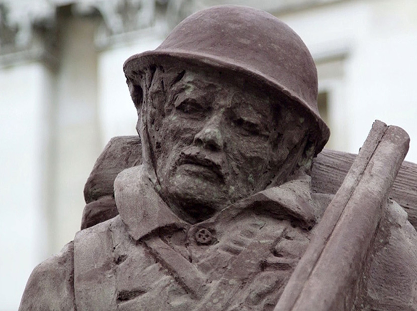 Londra’da eriyen bir asker heykeli