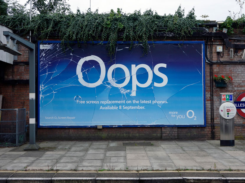 Londra sokaklarında kırık dökük bir billboard