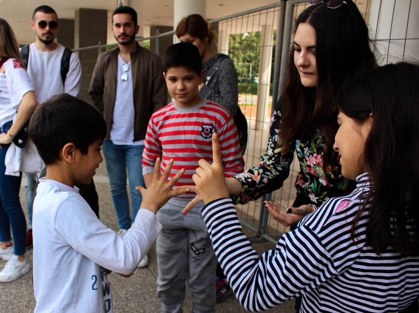 İEÜ öğrencilerinden Suriyeli çocuklara destek