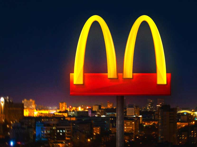 Logosunu sosyal mesafeye uyarlayan McDonald’s’tan özür