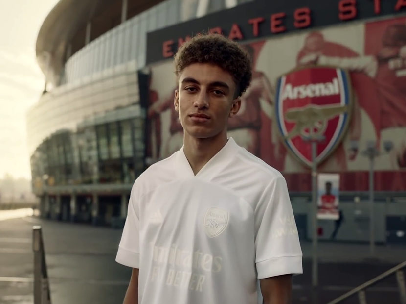 Arsenal ve adidas kırmızıya karşı