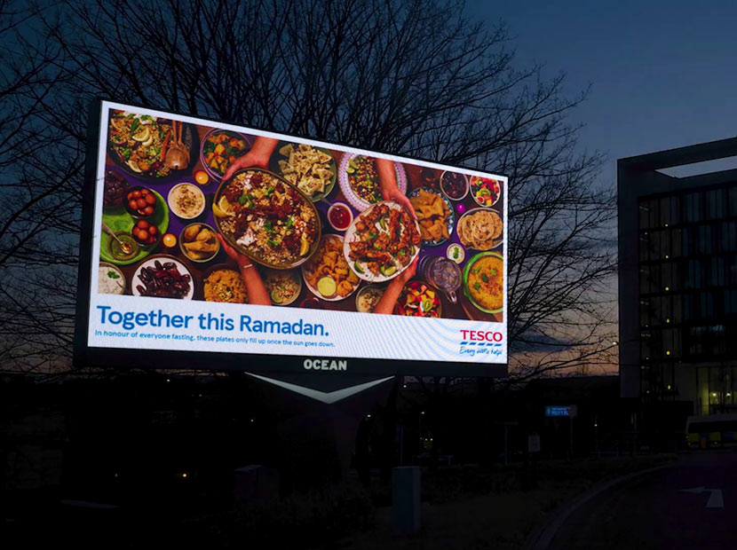 Tabakları iftarda dolan dijital billboard