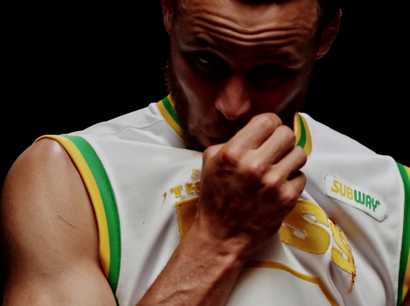 Çocuklara yardım için lekelenen forma