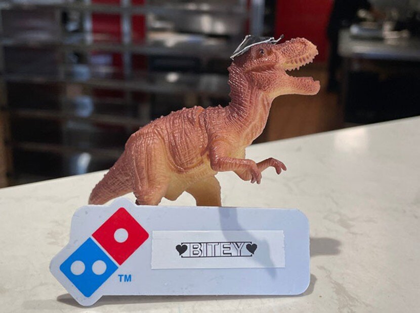 Domino’s’un yeni çalışanı bir oyuncak dinozor