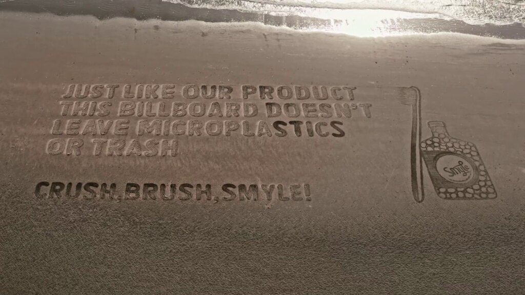 Denize karışan reklam panosu