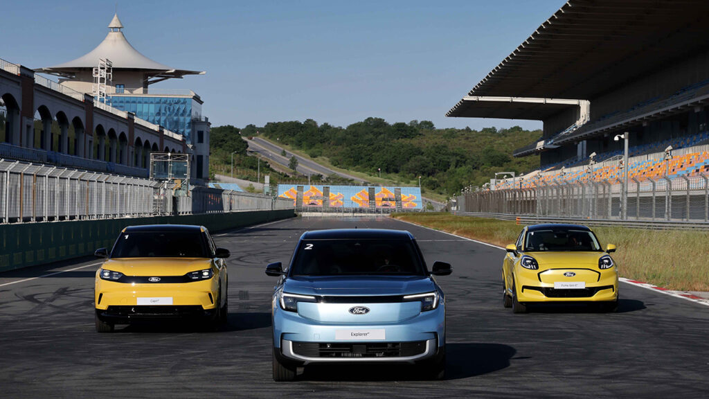 Bir Ford Capri, bir Ford Explorer ve bir Ford Puma yanyana