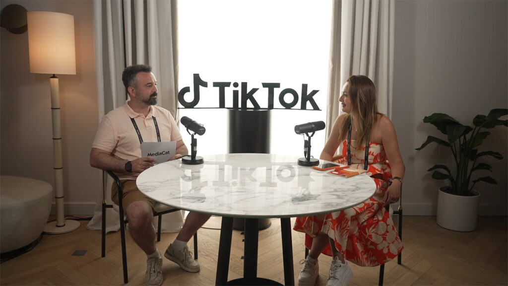MediaCat, Reklamcılar Derneği ve TikTok işbirliği ile hazırlanan, günbegün Cannes Lions'ın nabzını tutan Inside the Lions 2025: Creativity Unlocked özel video serisi başladı. Kapital Medya Grubu İçerik Direktörü Doğan Terzi moderatörlüğünde gerçekleşen oturumlarda We Kurucusu Ayşe Aydın, OAG CEE ve AME Başkanı Cem Topçuoğlu ve TikTok / ByteDance Türkiye, Orta & Günay Asya İş Geliştirme Başkanı Barış Aldanmaz, Cannes Lions'a dair merak edilen konularda soruları yanıtlamakla kalmadı, içgörülerini de paylaştı. Günün ilk oturumunda, 20 yıl önce Young Lions olarak geldiği, 10 yıl önce Grand Prix ile ayrıldığı, bu yıl Audio & Radio kategorisinde jüri üyesi de olan Ayşe Aydın, Cannes Lions'ın dününü ve bugününü anlattı. Aydın, ayrıca jüriye işleri değerlendirirken dikkate almaları istenen 10 maddelik manifestodan ve jüri üyesi olduğu kategoride Grand Prix alan One Second Ads ve akıllara yer eden işleri de izleyiciler için özetledi. Cannes Lions Festivali’nin çeyrek asırlık dönüşümünü masaya yatıran Cem Topçuoğlu, reklamcılığın kalbi kabul edilen etkinliğin son 25 yılda nasıl yeni bir eksene kaydığını ortaya koydu. Topçuoğlu’na göre son 15 yılda sahnenin büyük kısmını markalar domine etti. Gelecek dönemde ajans, marka ve medyanın el ele vermesini “kaçınılmaz ve olumlu” bulan deneyimli reklamcı, bu yıl çıtanın olağanüstü yükseldiğini; ajansların yapay zekâyla rekabeti göğüslemek için tüm enerjilerini insan yaratıcılığına yönelttiğini vurguladı. “Yapay zekâ vasatı siler; iyi kreatifsen çıtayı yine sen yükseltirsin” diyen Topçuoğlu, Türkiye’nin küresel vitrine çıkarken kendi otantik dokusunu yansıtmasının şart olduğunu da ekledi. Günün son oturumunda Doğan Terzi’nin sorularını yanıtlayan Barış Aldanmaz ise içerik dünyasının dünden bugüne geçirdiği dönüşümden bahsederek belli başlı merkezlerin tekelinde olan içerik üretim ve paylaşım dünyasının sosyal medya ile birlikte nasıl demokratikleştiğini ve yapay zekâyla nasıl bir dönüşümün eşiğinde olduğunu aktardı. Herkesin söz sahibi olabildiği bir döneme geçiş yaptığımızı ve günümüzde platformların algoritmalar ile birlikte doğru içeriği doğru kişiye ulaştırmaya çalıştığını belirten Aldanmaz, yapay zekâyla içerik üretiminin kolaylaşacağının altını çizdi; içerik artışı sonucu oluşacak ortamda ayakta kalmanın ipuçlarını verdi. TikTok Orta Doğu, Afrika ve Türkiye İçerik İşbirliği Direktörü Barış Aldanmaz Cannes Lions Festivali’nin bu yılki anahtar konusu “insan Dokunuşu ile yapay zekâ arasındaki hassas dengeyi” masaya yatırdı. Aldanmaz, içerik üretiminin “birkaç güçlü influencer’dan herkesin yaratıcı olabildiği” yeni çağa evrildiğini; algoritmaların bu içerik fırtınasında doğru mesajı doğru kitleye ulaştırmadaki belirleyici rolünü anlattı. Bu bağlamda özgünlük ve gerçek uzmanlığın, takipçi sayısından daha kritik hâle geldiğinin altını çizdi. Yeni ortamda markalara düşen ödevleri ise; ölçeklenebilir içerik üretimi için yapay zekâ destekli araçlara yatırım yapmak, ölçümlemede sağlam metodolojiler kurmak ve mesajlarını otantik biçimde iletecek bilgi-tutku sahibi içerik üreticileriyle işbirliği yapmak olarak özetledi.