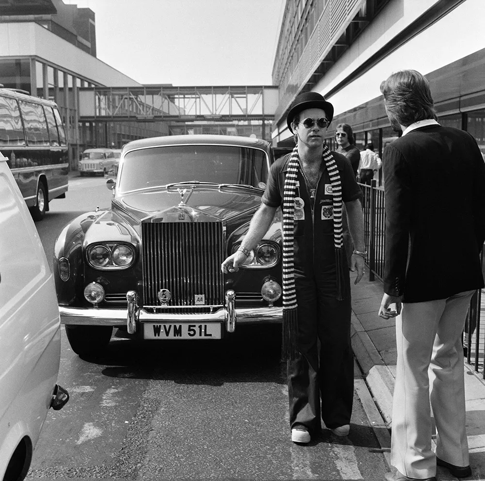 Elton John, 1975 yılında 1973 model Rolls-Royce Phantom VI limuziniyle. Fotoğraf:Dennis Stone/Mirrorpix/Newscom/Zuma Press