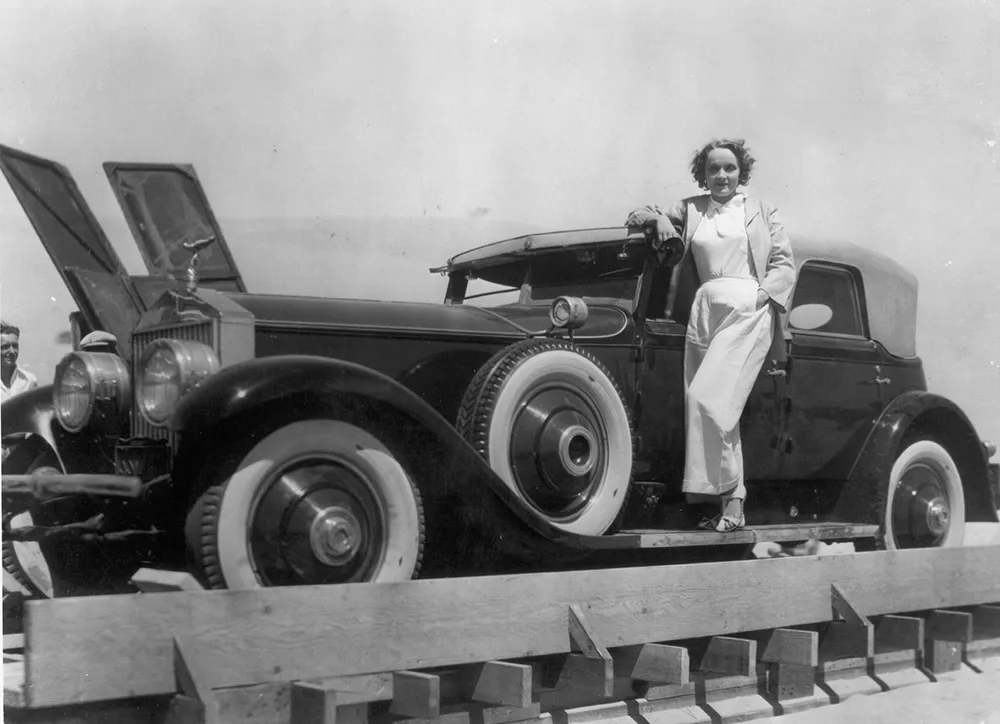 1930 yapımı Morocco filminin setinde, Marlene Dietrich Rolls-Royce Phantom’uyla.<br />
Fotoğraf: Getty Images