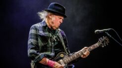 Neil Young’dan Bezos’a boykot, Grönland’a sürpriz destek