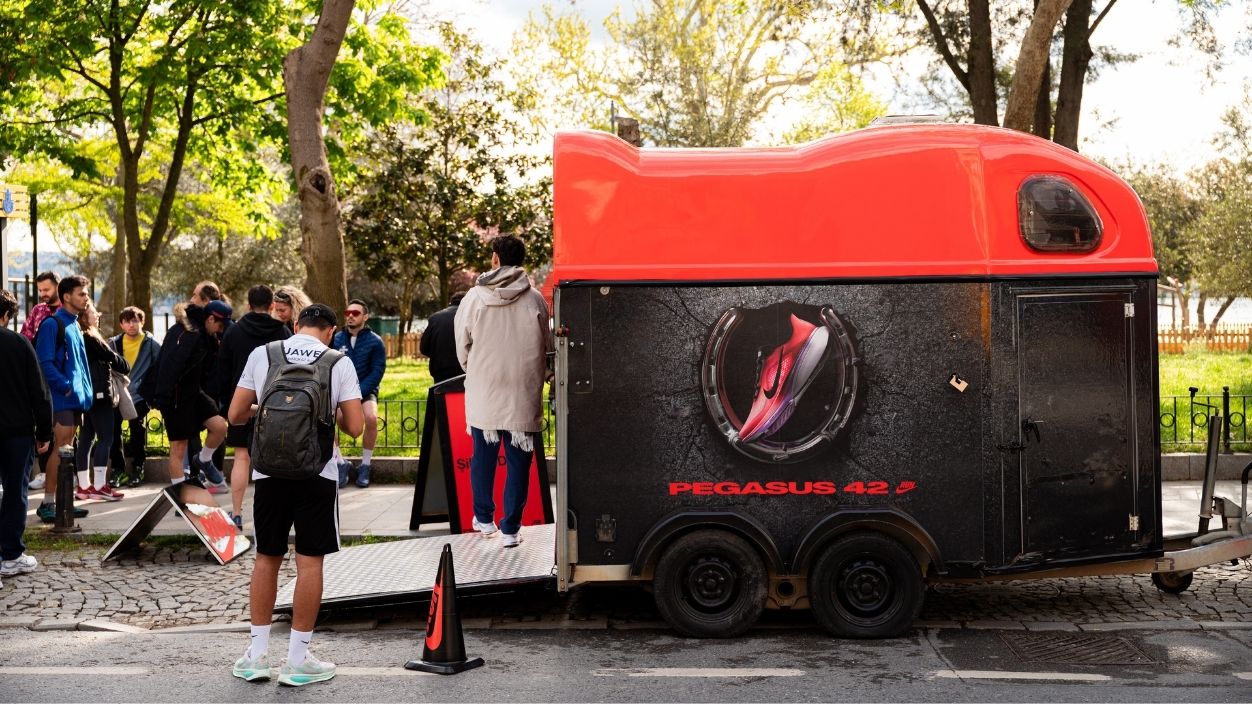 Nike’ın yeni modeli Pegasus 42, İstanbul sokaklarında