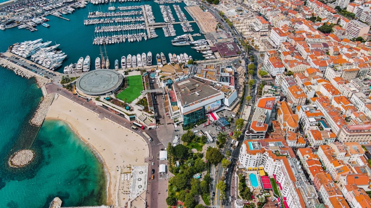 Cannes sahilinde radikal sadelik: Markalar “şov” yapmayı bır
