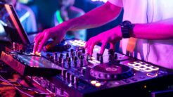Dans pistlerinin hakimi kim? Ünlü DJ’ler yazın şarkılarını seçti