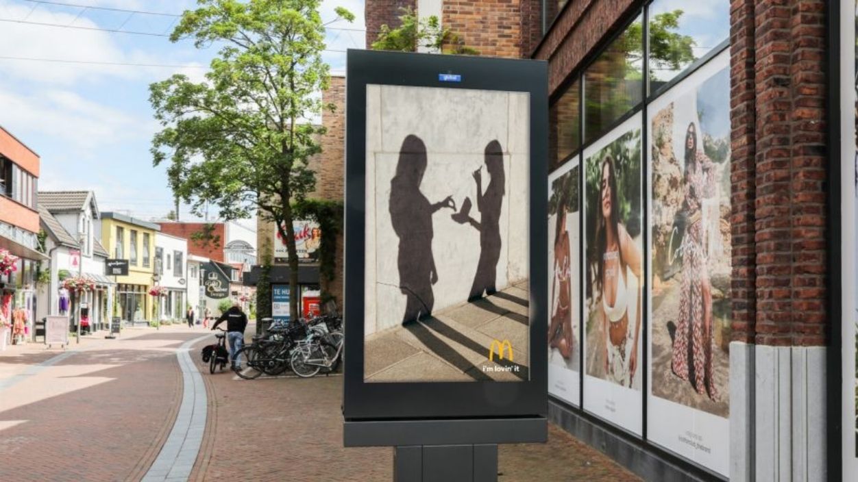 Mcdonald's, Hollanda'da Ürünlerini Yalnızca Gölgeleriyle Sergileyen Yeni Bir Dijital Açık Hava (DOOH) Kampanyası Başlattı