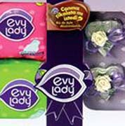 Evy Lady kadınlara çikolata ikram ediyor