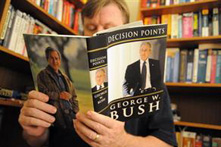 Bush’un kitabı ilk gün kaç adet sattı?