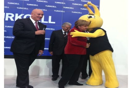 Cebit Fuarı’nda Merkel Turkcell kucaklaşması