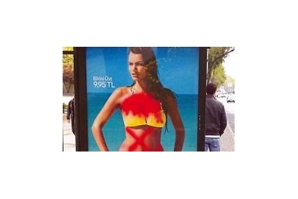 H&M Bikini afişi tepkilerden dolayı kaldırıldı