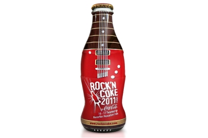 Coca-Colanın Rockn Cokea özel şişe tasarımı