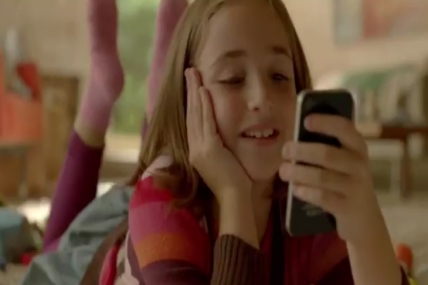 Apple iPhone 4S reklamını yayınlamaya başladı