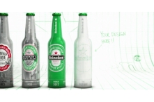 Heineken şişesini yeniliyor