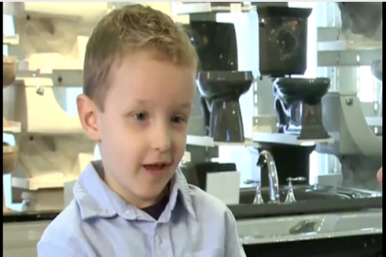 Bu çocuk klozete hayran