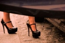 Yüksek topuklarla otomobil kullanılabilir mi?