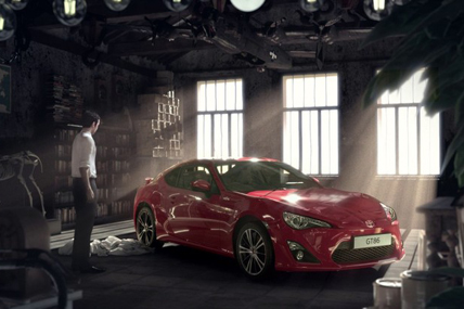 Toyotanın yeni reklam filmi Saatchi Londondan